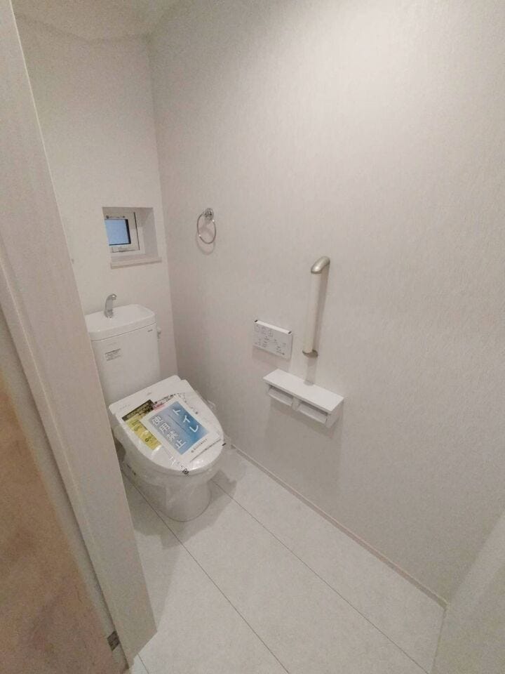 《トイレ 1階》
ウォシュレット付きトイレです。
白を基調としたシンプルで清潔感のある空間です。