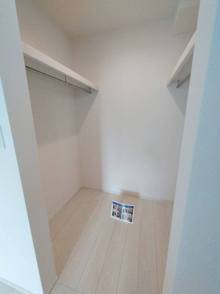 《ウォークインクローゼット》
たっぷり収納可能!収納家具が不要でお部屋をより広々お使いいただけます。衣類の管理がしやすく、衣替え等の手間を省くことができます♪