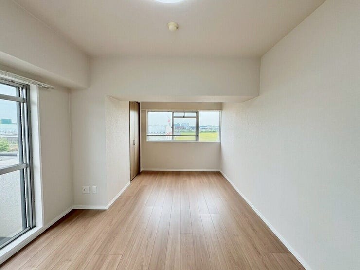 【Bedroom】ベッドとデスクを置いてもゆとりのある、使い勝手の良い広さの洋室です。