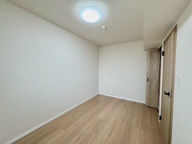 【Bedroom】ナチュラルな内装で、リラックスできる空間。寝室や書斎にも最適です。
