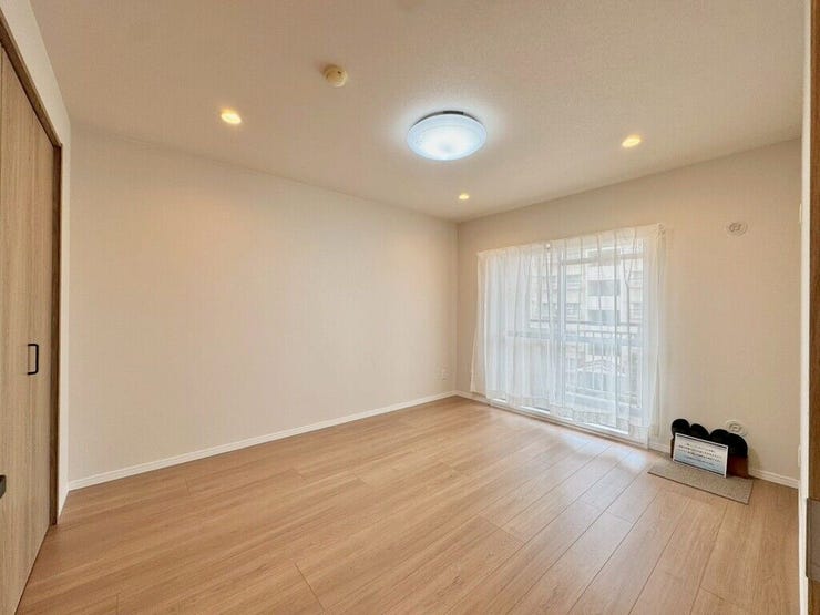 【Bedroom】クローゼット完備で収納力◎。家具の配置もしやすい機能的な洋室です。