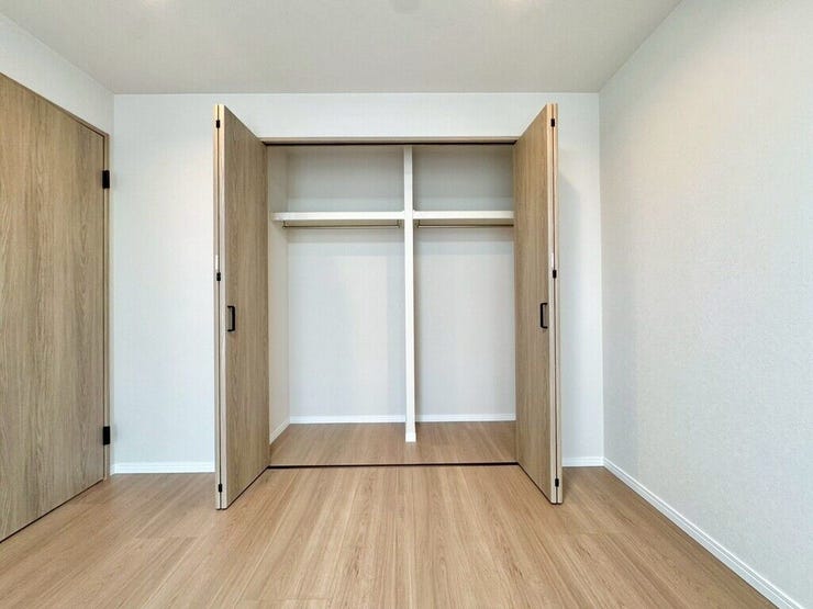 【Bedroom】クローゼット完備で収納力◎。家具の配置もしやすい機能的な洋室です。