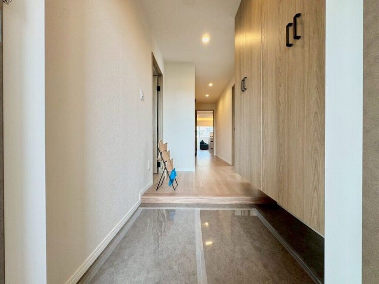 【Entrance】シューズボックス完備の玄関で、靴や小物もスッキリ収納できます。