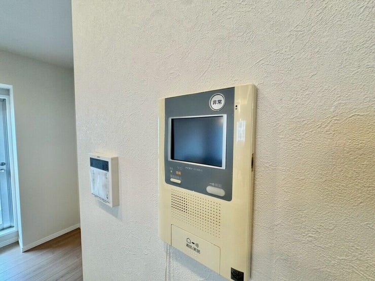 【Facilities】来訪者を確認できるモニター付きインターホンで、防犯面も安心です。