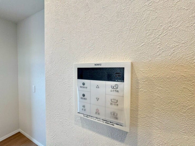 【Facilities】お湯の温度調整がラクな給湯器リモコン付き。追い焚き操作も簡単です。
