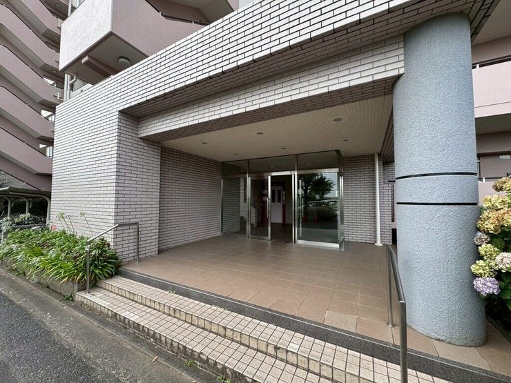 【Exterior】シンプルながらも上品な佇まいのエントランスが、毎日の暮らしを彩ります。