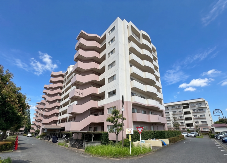 【Exterior】落ち着いた色合いの外観が街並みに馴染む、シンプルで親しみやすいマンションです。