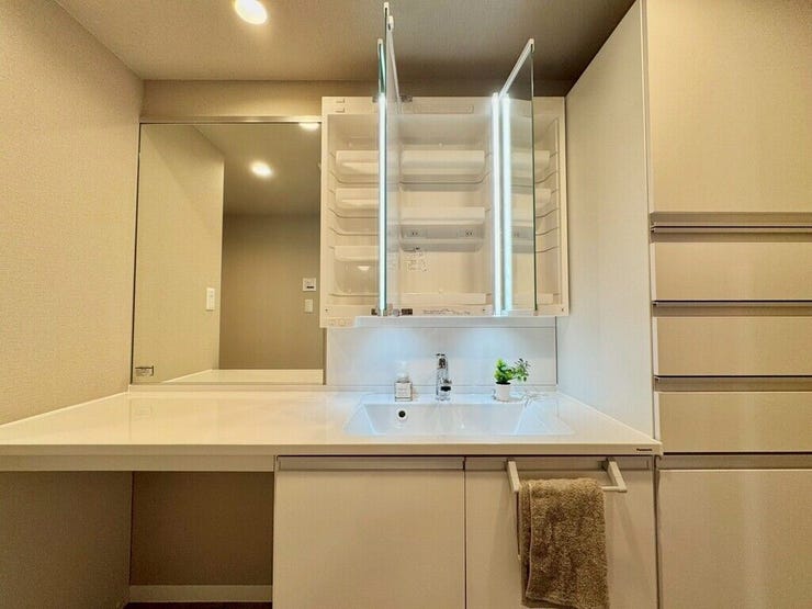 【Washroom】すっきりとしたデザインで、毎日の生活が快適に。収納も豊富な洗面所です。