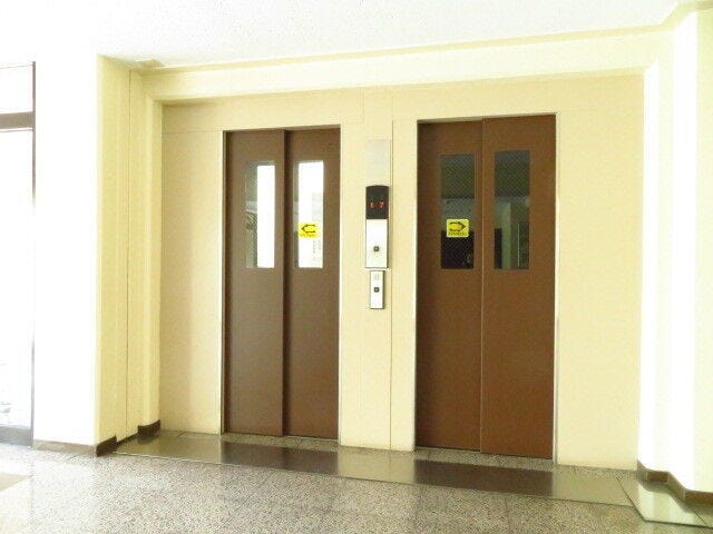 エレベーターが2基 設置されています。
