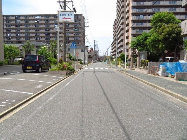 マンション東側前面道路です。写真左側が該当マンションの東側駐車場にあたります。