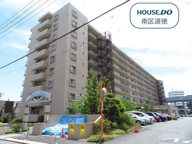【外観】
9階建て5階部分のお部屋にあたります。
名鉄常滑線 豊田本町駅まで徒歩約8分の距離に立地です。小・中学校まで徒歩5分圏内と、お子様の通学にも通いやすい距離です。