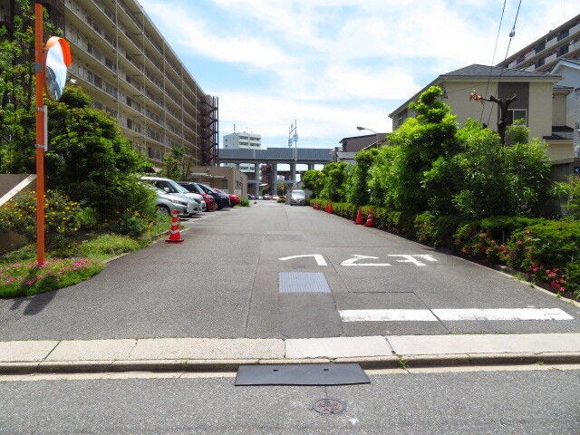 マンション北側駐車場入り口です。