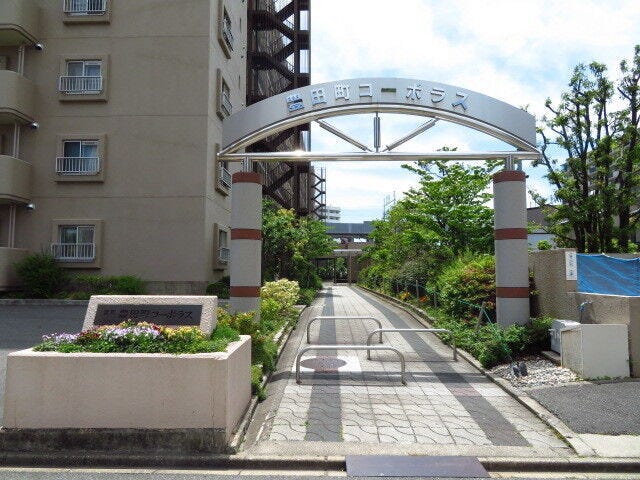 マンション東側エントランスです。綺麗に管理されています。