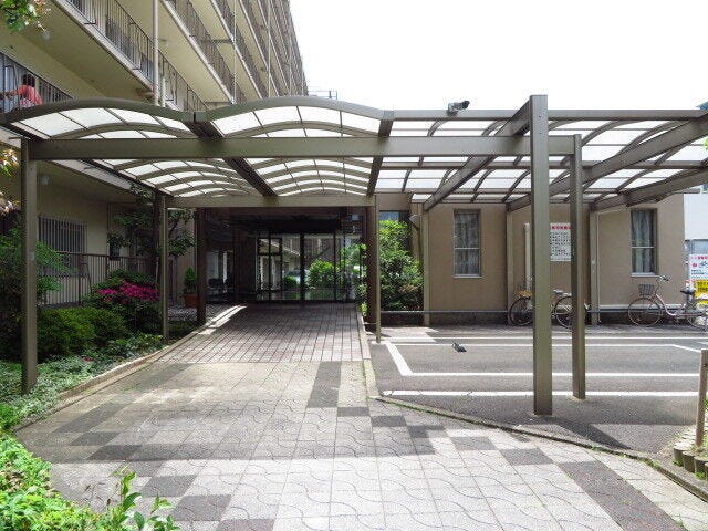 マンションロビー前は、屋根が付いています。