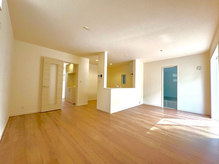 LDK約16.5帖:広々としたリビングダイニングは落ち着いた雰囲気に包まれて、伸びやかな空間の中で、ゆったりと家族団らんのひとときを過ごせます♪