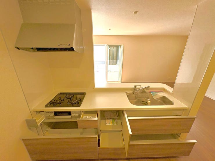 キッチン:収納スペース・作業スペースが広いシステムキッチンはうれしいポイントですね♪