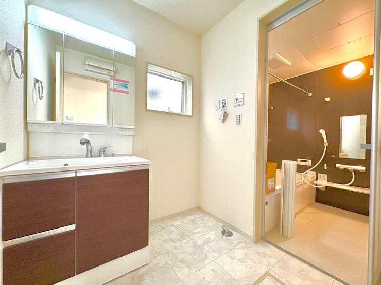 洗面所:シャンプードレッサー付洗面化粧台には3面鏡も装備。洗面台左側と洗面ボウル下に収納スペースを設けており、小物や日用品をたっぷり収納することができます!