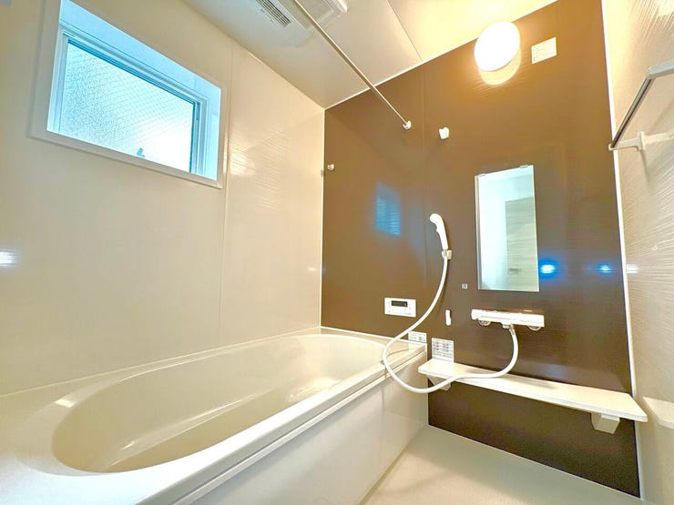 浴室:1日の疲れを癒すバスルームは、心地よいリラックスを叶える清潔感溢れる美しい空間です。心からゆったりと寛いでいただけるよう、ゆとりのスペースを確保してます♪