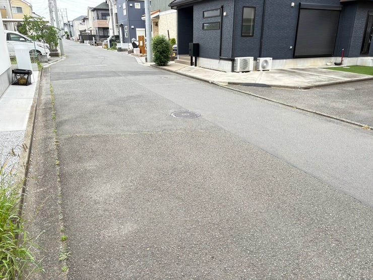 見通しの良い直線道路が続き、お車のすれ違いや駐車も落ち着いて行えます。周辺は綺麗に舗装された平坦な道が広がっており、視界を遮るものもありません。毎日の運転がスムーズにこなせる快適な住環境です。