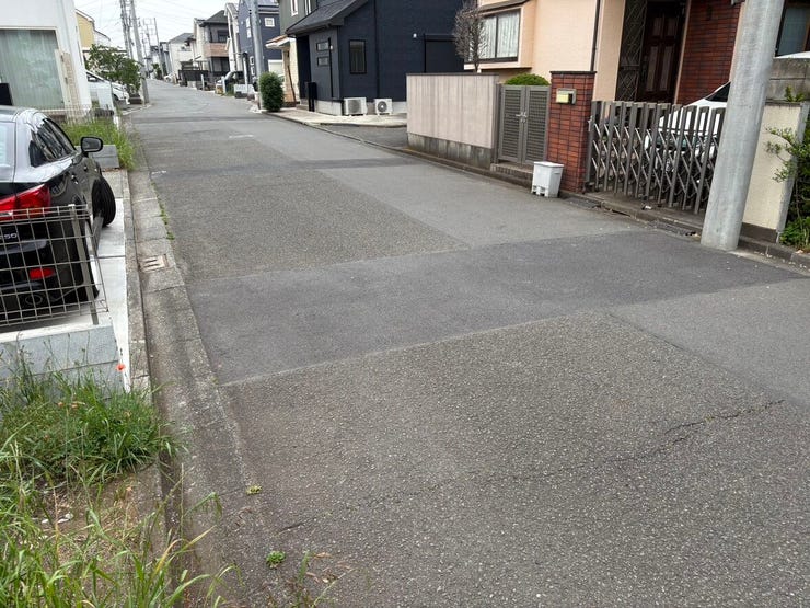 小さなお子様と手を繋いで並んで歩けるゆとりある広さの道路です。見通しが良く車の接近にも気づきやすいため、毎日の通学や日々のお買い物も安心。夕暮れ時でも明るい気持ちで帰宅できるルートです。