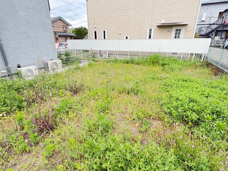 周辺の建物と程よい距離が保たれた開放感のある平坦な敷地です。隣地との境界もしっかりしており、陽当たりを確保しやすい配置。遮るもののない青空の下で、理想のプランをじっくりと形にできます。