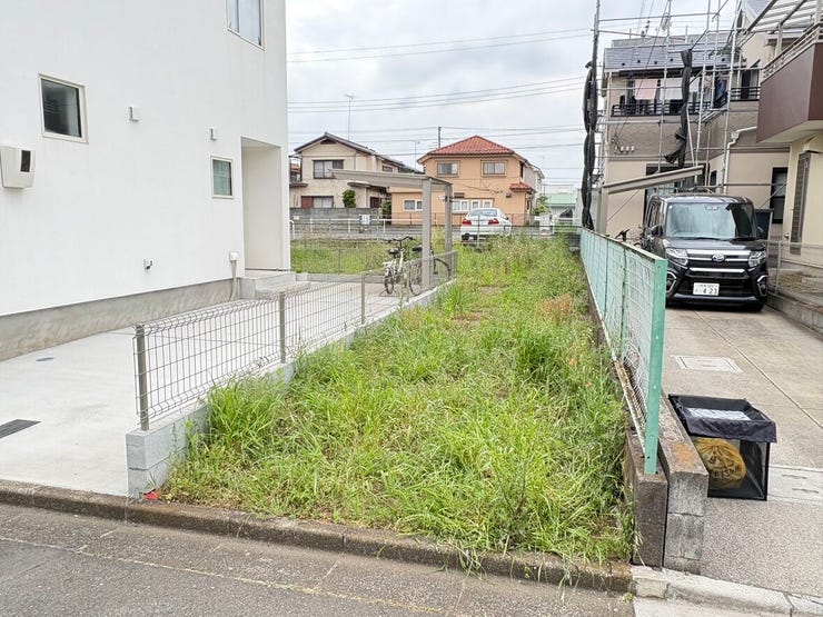 周辺の建物と心地よい距離が保たれたすっきりと開けた平坦な敷地です。隣地との境界にはしっかりとフェンスが設置されており、陽当たりも確保しやすい配置。遮るもののない青空の下、理想の邸宅を計画できます。