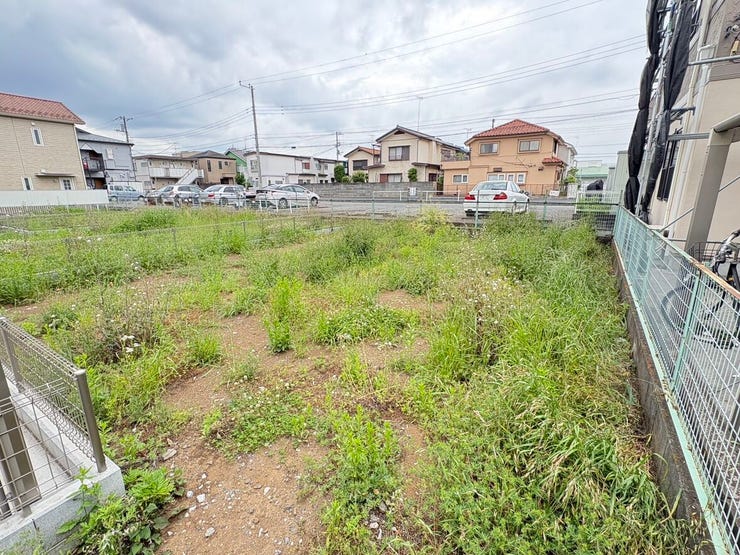 周囲の落ち着いた街並みに溶け込む、穏やかでやわらかな印象の土地です。澄んだ空からの光を受けながら、自分たちだけの心地よい暮らしの景色をデザイン。慌ただしい日常を忘れ、静かな時間を刻める場所です。