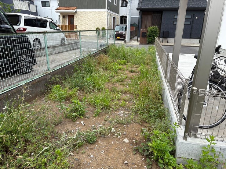 周辺の建物と心地よい距離が保たれたすっきりと開けた平坦な敷地です。隣地との境界には緑やフェンスが配されており、陽当たりも確保しやすい配置。遮るもののない空の下、理想のマイホームを計画できます。