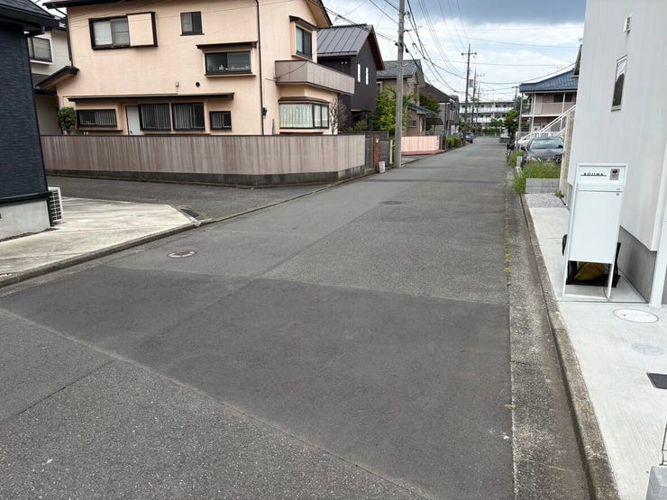 車のすれ違いや駐車も落ち着いて行えるすっきりと見通しの良い前面道路です。周辺は綺麗に舗装された平坦な道が続いており視界を遮るものもありません。お出かけや帰宅時の運転もスマートにこなせます。
