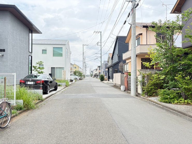 どこかホッとするような落ち着いた雰囲気が感じられる住宅街の一角です。緑や空が身近に感じられるこの場所なら、季節の移ろいを肌で感じながら心地よい毎日へ。慌ただしさを忘れ、静かな時間を刻めます。