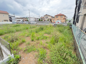 周囲に高い建物がなく、敷地内まで暖かな光がしっかりと届く好条件のロケーション。手前にはコンクリートの土台が綺麗に施工されておりすっきりとした印象です。明るく開放的な住環境が保たれています。