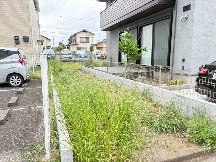 お買い物用の自転車やバイクをスマートに配置できる、ゆとりある屋外スペースです。前面道路から段差なくスムーズに出入りできる動線のため、荷物の多い日も安心。日々のちょっとしたお出かけが軽やかになります。