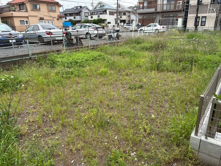 隣接地との間隔が保たれており、敷地内までしっかりと暖かな光が届きます。周囲は圧迫感のない低層の住宅街で、窓を開けても心地よい風が室内へ。青空が広がる開放的なロケーションが、毎日の暮らしを彩ります。