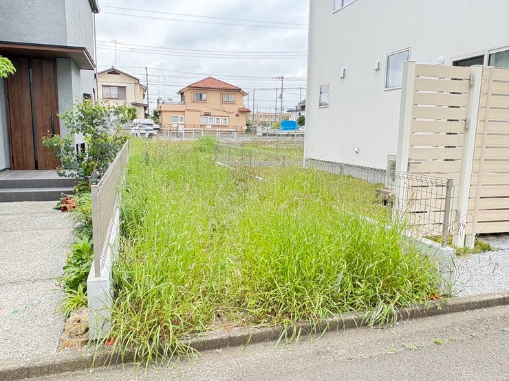 前面道路から一歩奥に入ったエリアなので、小さなお子様が急に道路へ飛び出す心配がありません。プライベートな庭スペースとして、安心して外遊びを楽しめるのが魅力。家族の笑顔が自然と増えるロケーションです。