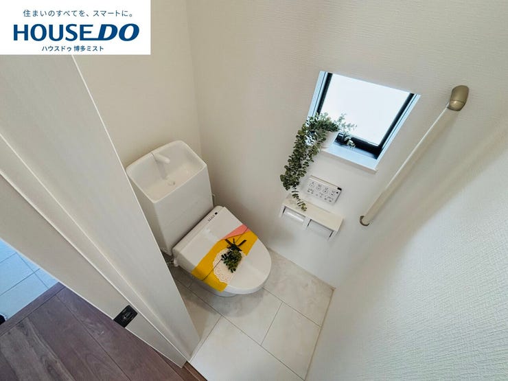 【毎日の使うものだから】温水洗浄便座付きのトイレです。汚れてもサッとひと拭きでお手入れ簡単。節水仕様でしっかり洗浄できます。環境にやさしく、しかも経済的です。