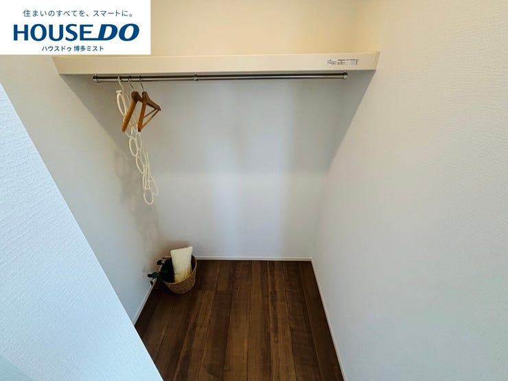 【欲しいところの収納力】実際に生活することを考え、お部屋の収納を重視しました。かさばる季節の衣類や大きなキャリーバッグもラクラク収納♪