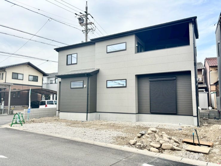 並列2台+1台分の駐車が可能で、独立して駐車できるため、片方の車を移動させる必要がなく、効率的に出し入れができます!