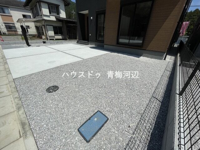 庭:目が行き届くサイズで、ガーデニングや家庭菜園などが出来ます。リビングから続いているのでお気に入りのグリーンをレイアウトして眺めて楽しめますね。