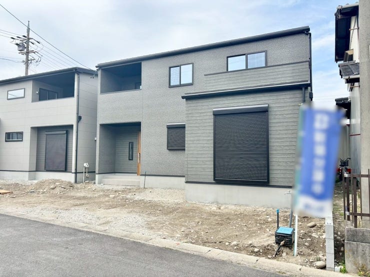 並列2台+1台分の駐車が可能で、独立して駐車できるため、片方の車を移動させる必要がなく、効率的に出し入れができます!