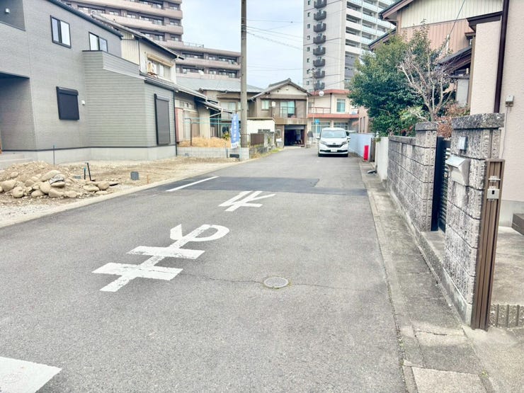 大型車や多くの車両が通行することが少なく、静かで落ち着いた環境が得られます。特に小さなお子さんがいる家庭では安心です!