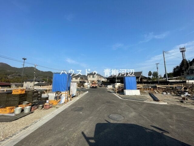 【中央前面道路】幅員約5mの前面道路です。車がすれ違える道幅です。車1台とベビーカーですれ違っても余裕のある道幅は安心ですね。