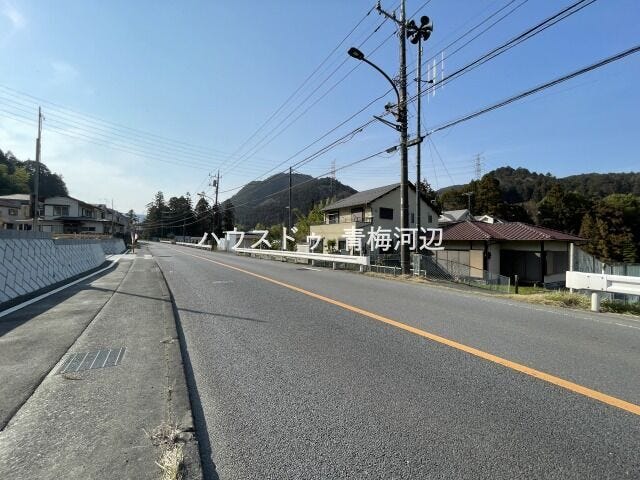 【北側 前面道路】幅員約7m以上の前面道路です。車の出し入れもしやすく、また配達などの車が停まっていても通行出来る道幅となっています。