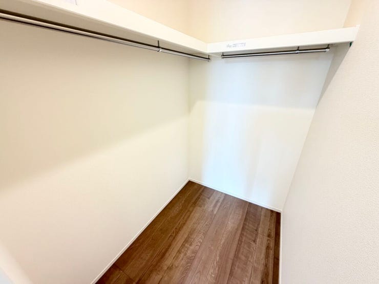 ◎WC:A号棟(7/31撮影)
【大容量のWICが標準装備!】
ウォークインクローゼット内は棚板もあり、収納しやすく整理整頓できそうです!