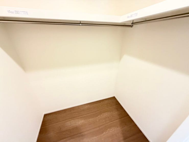 ◎ファミリークローゼット:A号棟(7/31撮影)
2階には大容量のファミクロ付!
家族全員分の衣類やキャリーケースなどまとめて収納ができます!