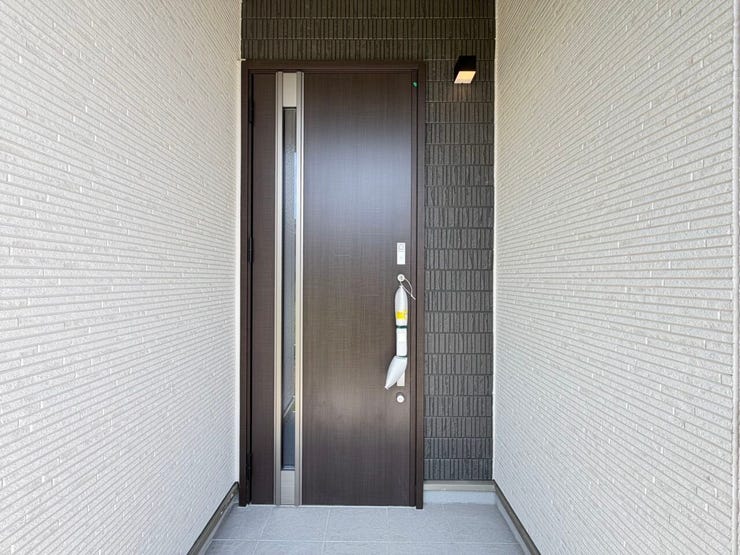 ◎玄関ポーチ:A号棟(7/31撮影)
玄関ポーチ部分は屋根・壁に囲われ、玄関を出入りする際に雨風から守ってくれます。