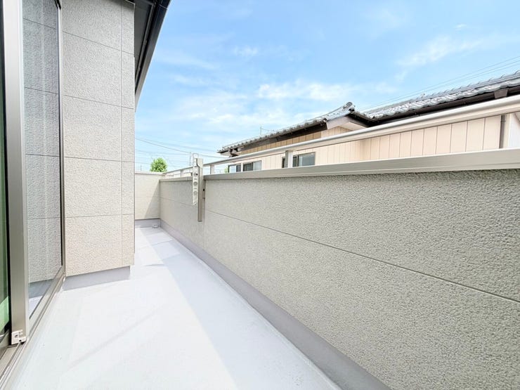 ◎バルコニー:C号棟(7/31撮影)
南向きのバルコニーは日当たりも良く、洗濯物も気持ち良く干せそうです。