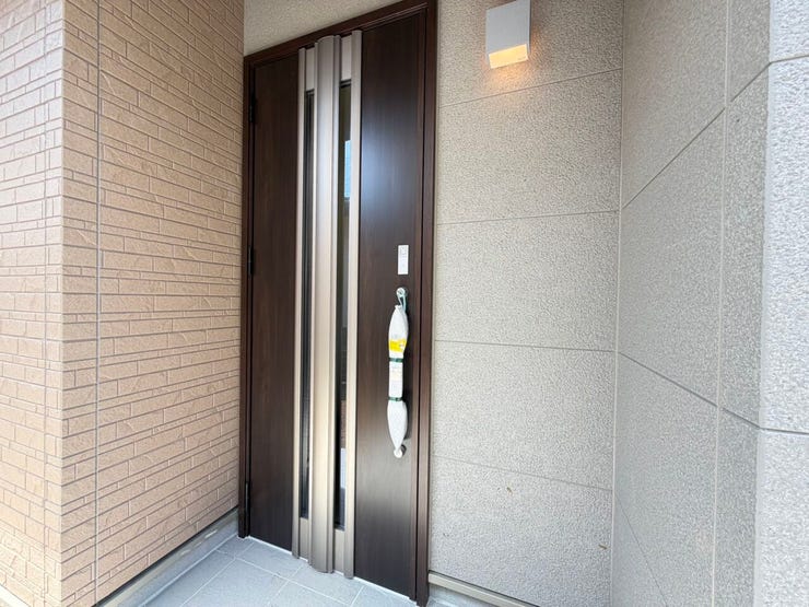 ◎玄関ポーチ:C号棟(7/31撮影)
玄関ポーチ部分は屋根・壁に囲われ、玄関を出入りする際に雨風から守ってくれます。