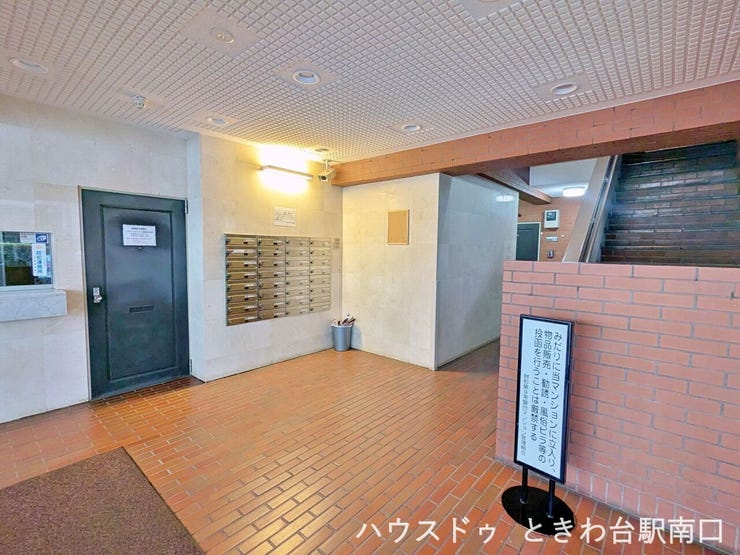 清掃が行き届いた清潔感のある共用ロビーです。防犯カメラも設置され、居住者の安全に配慮されています。