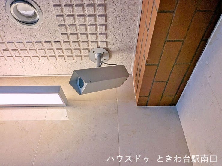 共用部を見守る防犯カメラの近影です。女性やお子様のいらっしゃるご世帯にも安心感を与えます。日々の安全な暮らしを支える、大切なセキュリティの要です。