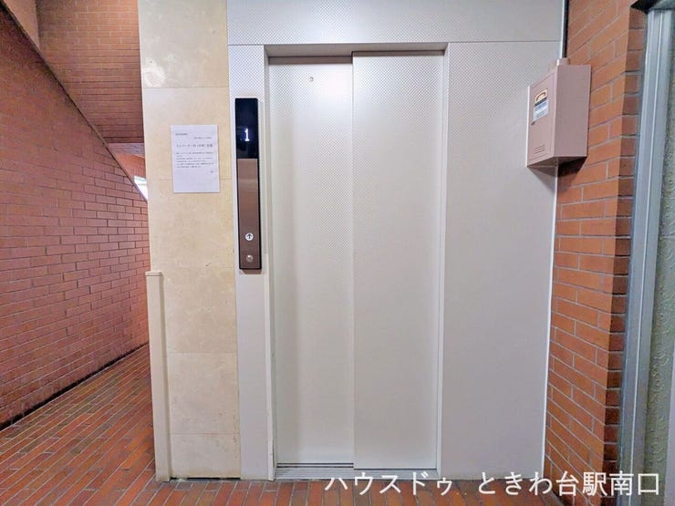 メンテナンスが行き届いたエレベーターです。操作パネルや扉の周囲もきれいに維持されており、築年数を感じさせない落ち着いた雰囲気があります。